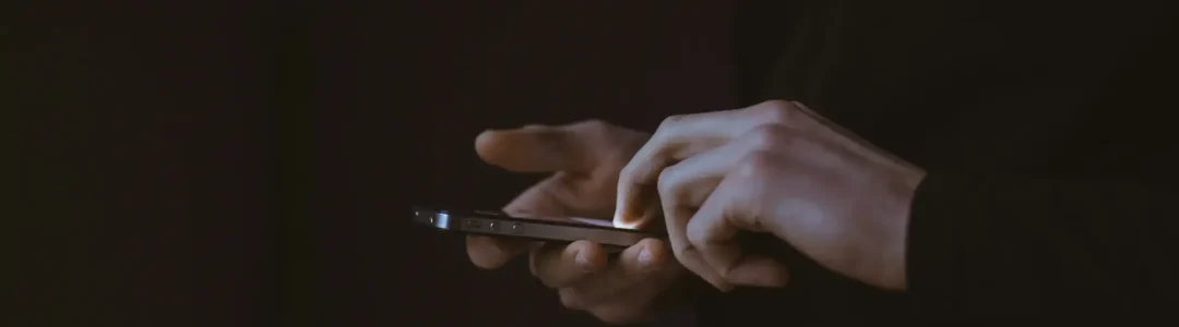 revisando el celular